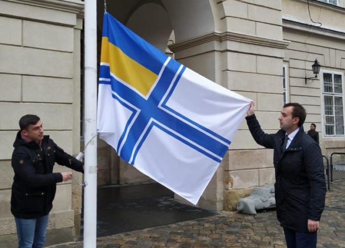 Біля Львівської ратуші підняли прапор ВМС України (фото) Біля Львівської ратуші підняли прапор ВМС України (фото)