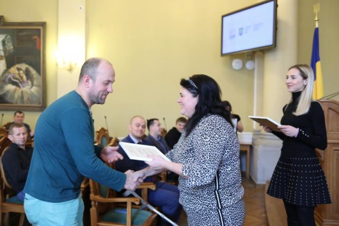 100 кращих дитячих тренерів Львова отримали грошові премії у рамках програми «Дитячий тренер» 100 кращих дитячих тренерів Львова отримали грошові премії у рамках програми «Дитячий тренер»