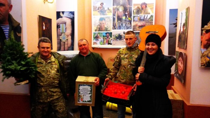 Працівники Львівського будинку офіцерів на передовій привітають бійців із новорічними святами Працівники Львівського будинку офіцерів на передовій привітають бійців із новорічними святами