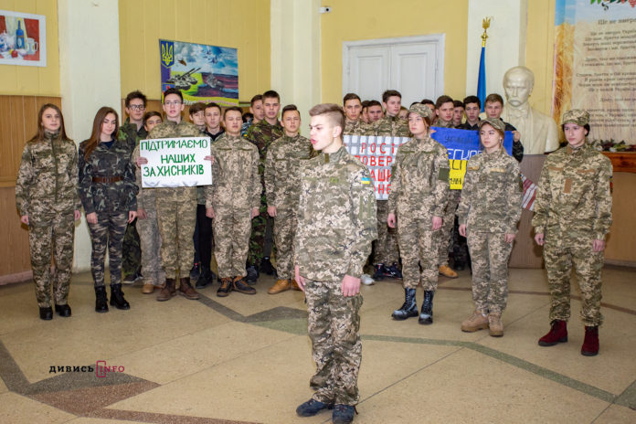 У Львові студенти запустили флешмоб на підтримку військових (відео) У Львові студенти запустили флешмоб на підтримку військових (відео)