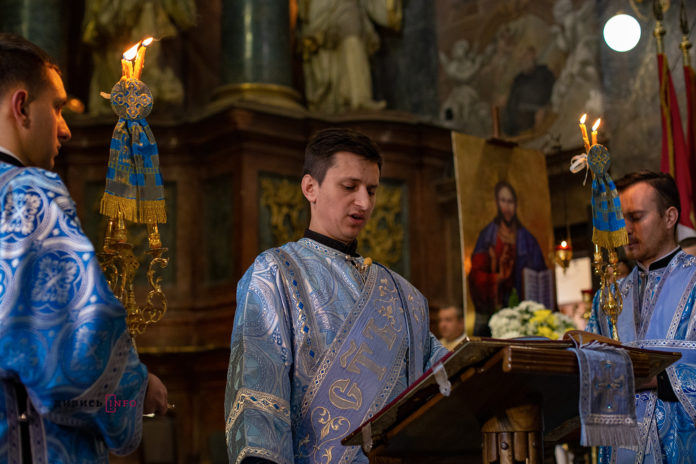 У львівському Гарнізонному храмі сотні вірян спільно помолилися за українських військових (фоторепортаж) У львівському Гарнізонному храмі сотні вірян спільно помолилися за українських військових (фоторепортаж)