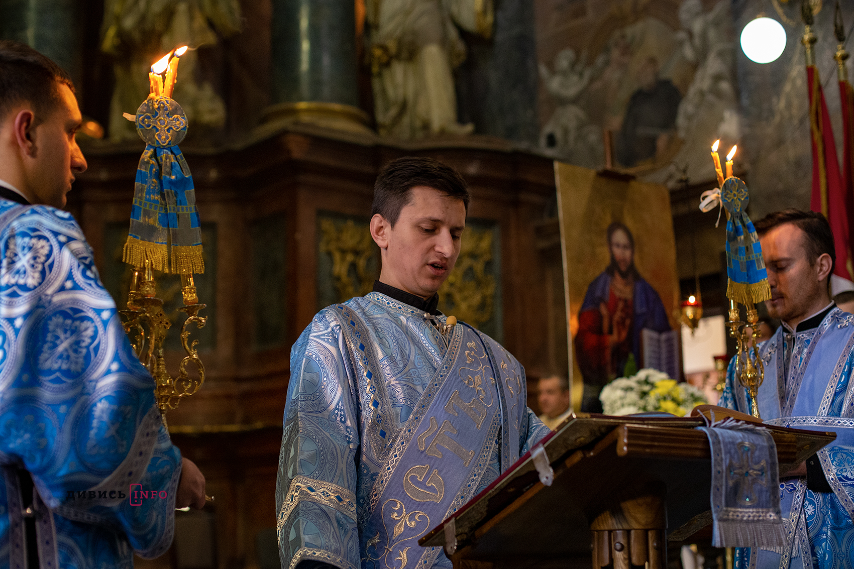 У львівському Гарнізонному храмі сотні вірян спільно помолилися за українських військових (фоторепортаж)