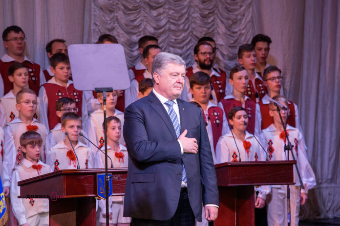 Імперії впали, а ми були, є і будемо: все про сьогоднішній візит Порошенка до Львова (відео) Імперії впали, а ми були, є і будемо: все про сьогоднішній візит Порошенка до Львова (відео)