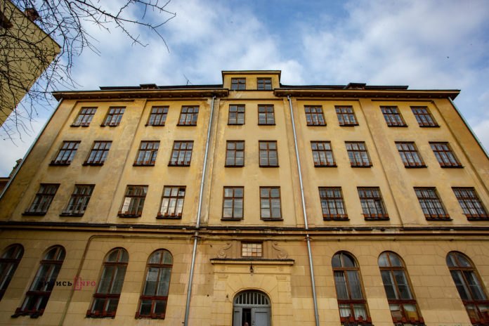 Центр опіки сиріт готовий просити львів’ян викупити будинок задля благодійності (фото) Центр опіки сиріт готовий просити львів’ян викупити будинок задля благодійності (фото)