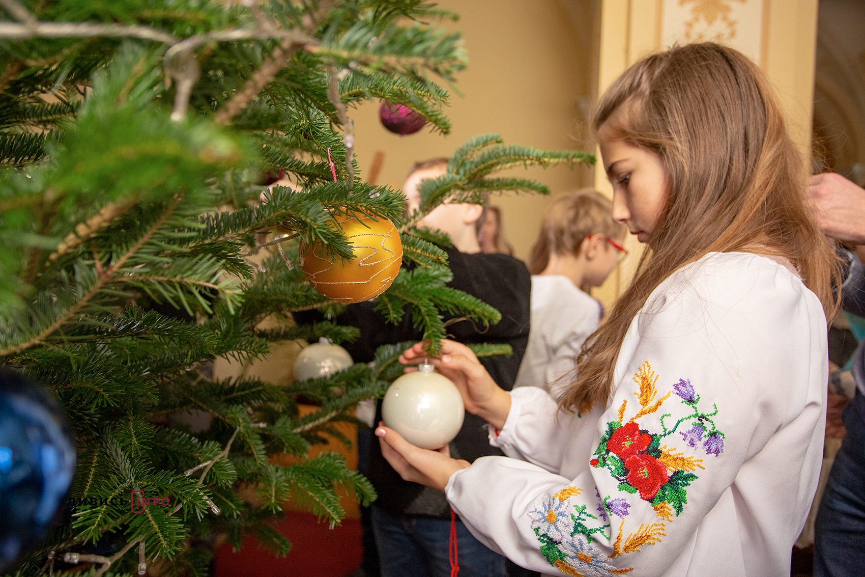 Діти з Городоцького району прикрасили святкову ялинку в обласній раді (фото)