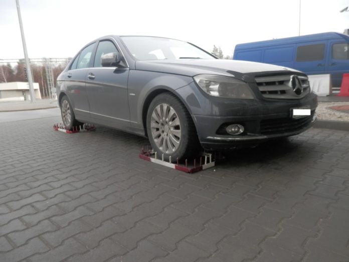 Львівські прикордонники виявили автомобіль, викрадений у Швейцарії Львівські прикордонники виявили автомобіль, викрадений у Швейцарії