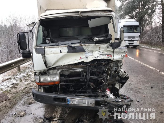 У Яворівському районі зіткнулися дві вантажівки: одного з водіїв госпіталізували (фото) У Яворівському районі зіткнулися дві вантажівки: одного з водіїв госпіталізували (фото)