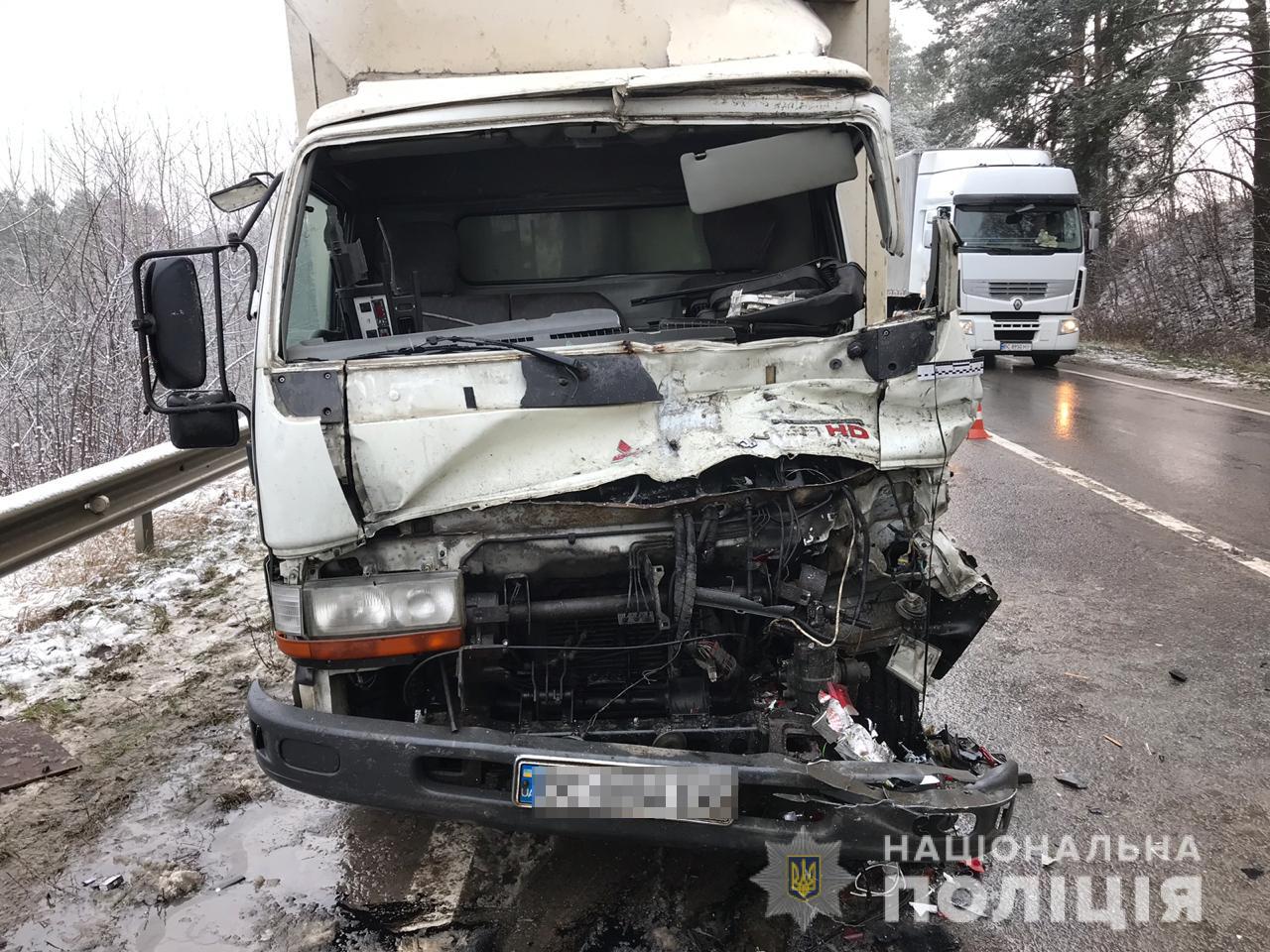 У Яворівському районі зіткнулися дві вантажівки: одного з водіїв госпіталізували (фото)