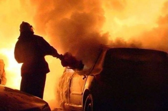 На Львівщині вогнеборці врятували автомобіль від вогню На Львівщині вогнеборці врятували автомобіль від вогню