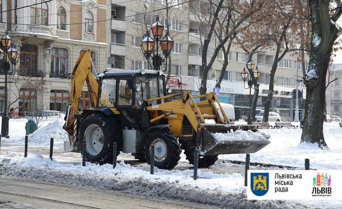 Через опади на вулицях Львова посилено працює снігоприбиральна техніка Через опади на вулицях Львова посилено працює снігоприбиральна техніка