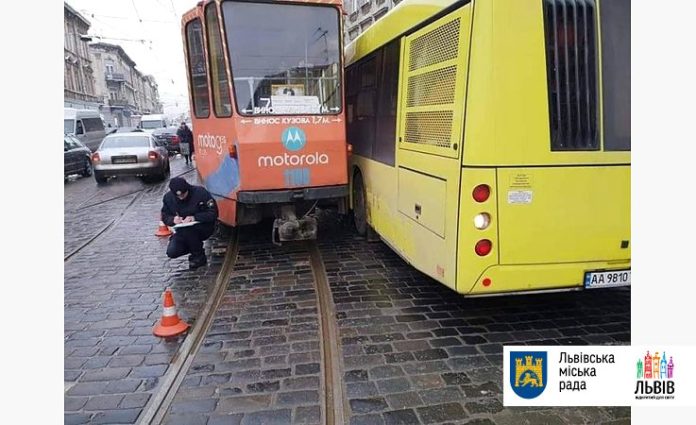 Внаслідок ДТП трамваї № 1, 6, 9 тимчасово змінили маршрут Внаслідок ДТП трамваї № 1, 6, 9 тимчасово змінили маршрут