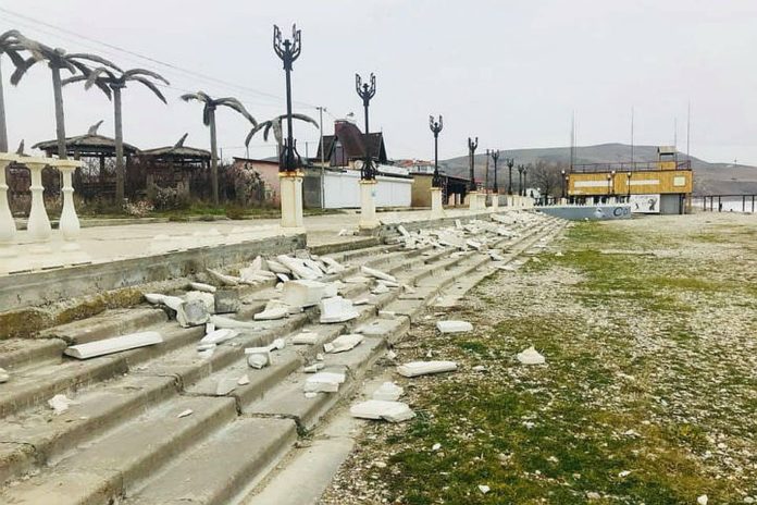 В окупованому Криму, в Коктебелі, вандали зруйнували огорожу міської набережної В окупованому Криму, в Коктебелі, вандали зруйнували огорожу міської набережної