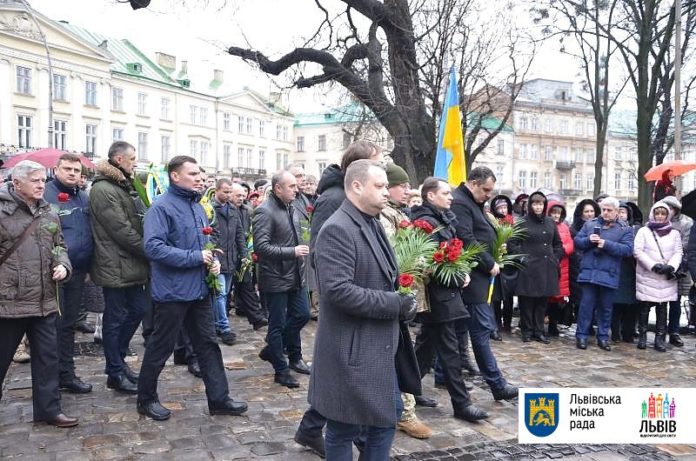 Сьогодні у Львові вшанували 81-шу річницю з дня народження В’ячеслава Чорновола (фото) Сьогодні у Львові вшанували 81-шу річницю з дня народження В’ячеслава Чорновола (фото)