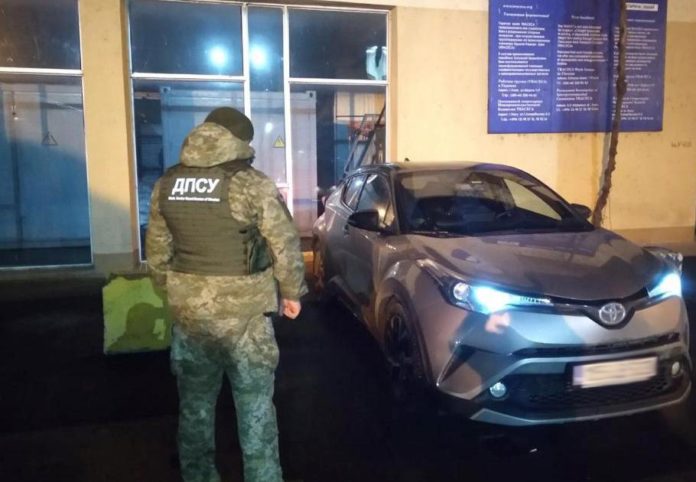 Викрадену у Львові іномарку прикордонники затримали в порту Одеси Викрадену у Львові іномарку прикордонники затримали в порту Одеси
