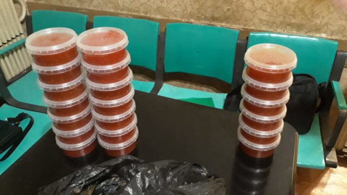 У провідників поїзда «Москва-Харків» знайшли 12 кілограмів червоної та чорної ікри У провідників поїзда «Москва-Харків» знайшли 12 кілограмів червоної та чорної ікри