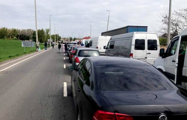 У чергах на кордоні із Польщею застрягло майже 400 машин  