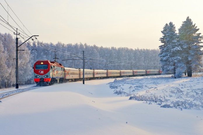 Як на Тернопільщині посеред поля застряг пасажирський потяг Як на Тернопільщині посеред поля застряг пасажирський потяг