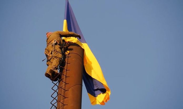 Під носом у бойовиків бійці ЗСУ підняли великий український прапор Під носом у бойовиків бійці ЗСУ підняли великий український прапор