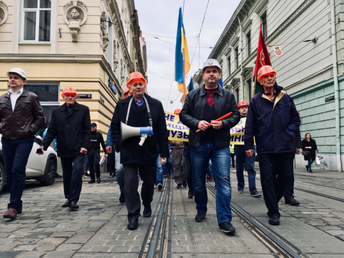 Гірники шахти «Лісова» піднялися на поверхню, але перша зміна до роботи не приступила Гірники шахти «Лісова» піднялися на поверхню, але перша зміна до роботи не приступила
