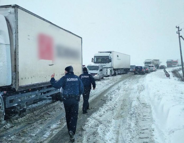 Де в Україні через негоду ускладено рух транспорту Де в Україні через негоду ускладено рух транспорту