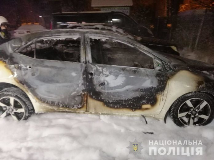 У Львові невідомі підпалили автомобіль У Львові невідомі підпалили автомобіль