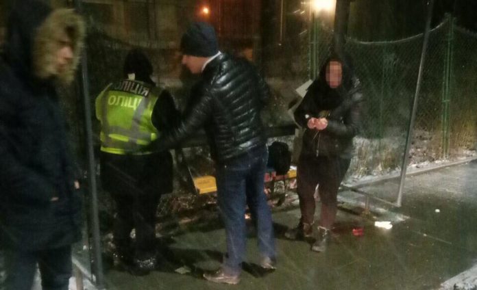 Львів’янин затримав грабіжника, який поранив ножем жінку (фото) Львів’янин затримав грабіжника, який поранив ножем жінку (фото)