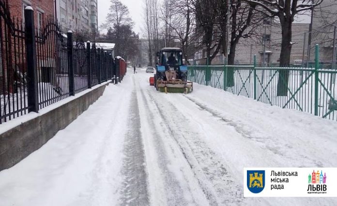 Комунальники продовжують розчищати Львів від снігу