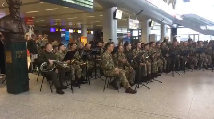 У Львівському аеропорту військовий оркестр зіграв концерт на честь кіборгів У Львівському аеропорту військовий оркестр зіграв концерт на честь кіборгів