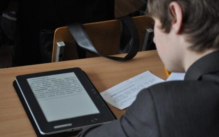 Відтепер вчителі та учні отримуватимуть не тільки безкоштовні паперові підручники, а й електронні Відтепер вчителі та учні отримуватимуть не тільки безкоштовні паперові підручники, а й електронні