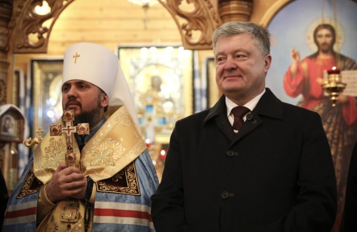 Президент разом з Епіфанієм внесли томос до Софійського собору (прямий ефір) Президент разом з Епіфанієм внесли томос до Софійського собору (прямий ефір)
