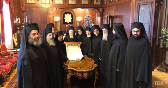 Томос підписали усі члени Синоду Вселенського патріархату Томос підписали усі члени Синоду Вселенського патріархату