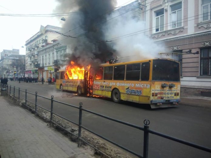 У центрі Тернополя посеред дня спалахнув тролейбус (фото, відео) У центрі Тернополя посеред дня спалахнув тролейбус (фото, відео)