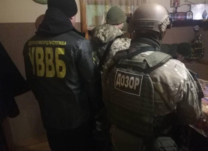 Спецоперація ДПСУ: на Закарпатті оперативники провели масові обшуки (фото, відео) Спецоперація ДПСУ: на Закарпатті оперативники провели масові обшуки (фото, відео)
