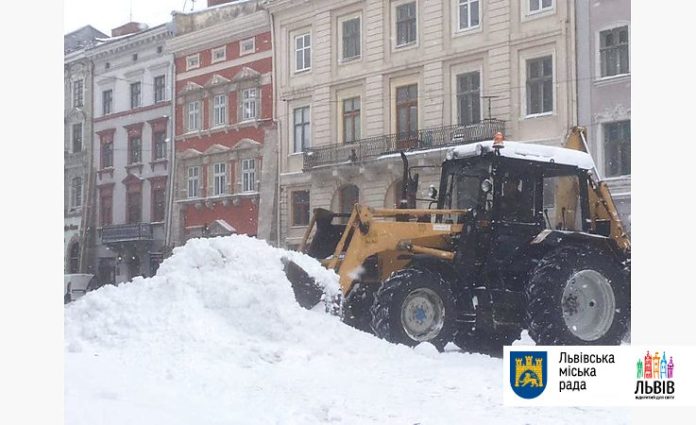 Сьогодні зранку у Львові працювало 78 одиниць снігоприбиральної техніки Сьогодні зранку у Львові працювало 78 одиниць снігоприбиральної техніки