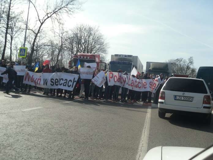 Перекриття траси в Гряді: обвинуваченого у посяганні на територіальну цілісність від в’язниці врятував «закон Савченко» Перекриття траси в Гряді: обвинуваченого у посяганні на територіальну цілісність від в’язниці врятував «закон Савченко»