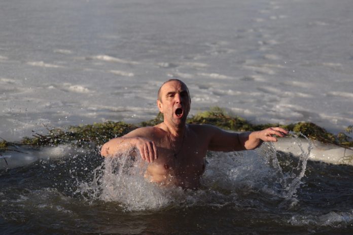 Водохреще-2019: львів’яни вже почали пірнати в ополонку (фото) Водохреще-2019: львів’яни вже почали пірнати в ополонку (фото)