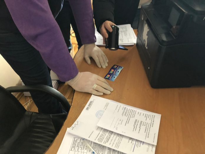 У Вінниці посадовець отримував хабарі талонами на бензин (фото) У Вінниці посадовець отримував хабарі талонами на бензин (фото)