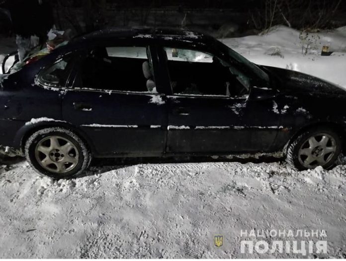 Порубана машина і вкрадені гроші: у Києві побили журналістів (фото) Порубана машина і вкрадені гроші: у Києві побили журналістів (фото)