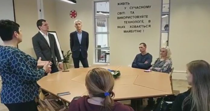 Нардепи «Самопомочі» на зустрічах з медиками та освітянами у робочий час агітували за Садового Нардепи «Самопомочі» на зустрічах з медиками та освітянами у робочий час агітували за Садового