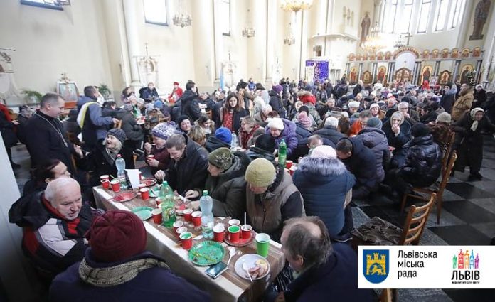 У Львові відбувся великий Різдвяний обід з потребуючими У Львові відбувся великий Різдвяний обід з потребуючими