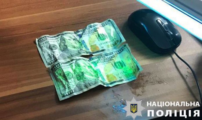 Прикордонник на Закарпатті намагався з’їсти хабар під час затримання Прикордонник на Закарпатті намагався з’їсти хабар під час затримання