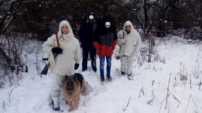 У Карпатах прикордонники врятували змерзлих нелегалів У Карпатах прикордонники врятували змерзлих нелегалів