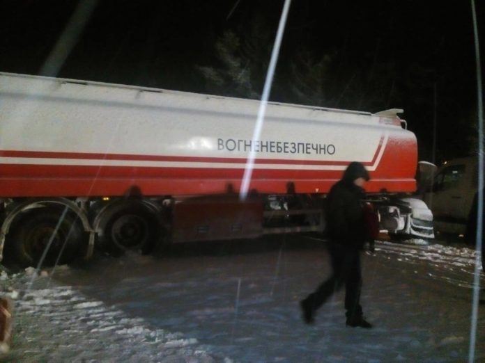 На Львівщині внаслідок ДТП загинули двоє осіб, ще п’ятьох доставлено у лікарню (фото) На Львівщині внаслідок ДТП загинули двоє осіб, ще п’ятьох доставлено у лікарню (фото)