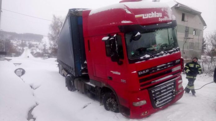 На Львівщині в кюветі опинилися вантажівка і позашляховик (фото) На Львівщині в кюветі опинилися вантажівка і позашляховик (фото)