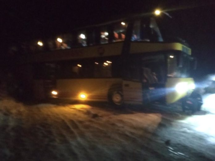 На Львівщині рейсовий автобус з пасажирами застряг на польовій дорозі (фото) На Львівщині рейсовий автобус з пасажирами застряг на польовій дорозі (фото)