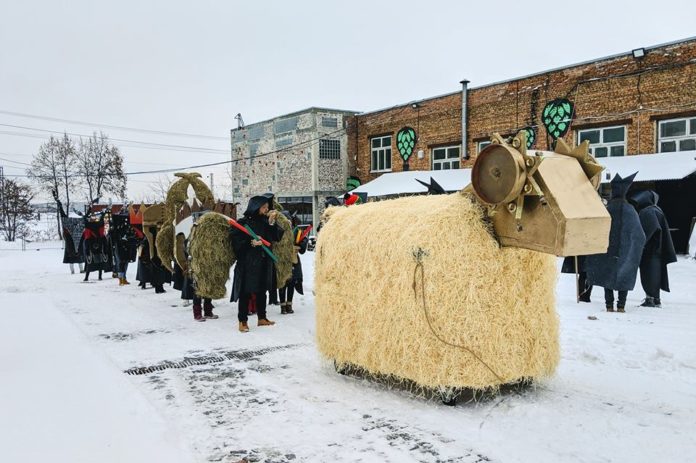 У центрі Львова проходить вертеп з величезними масками (пряма трансляція) У центрі Львова проходить вертеп з величезними масками (пряма трансляція)