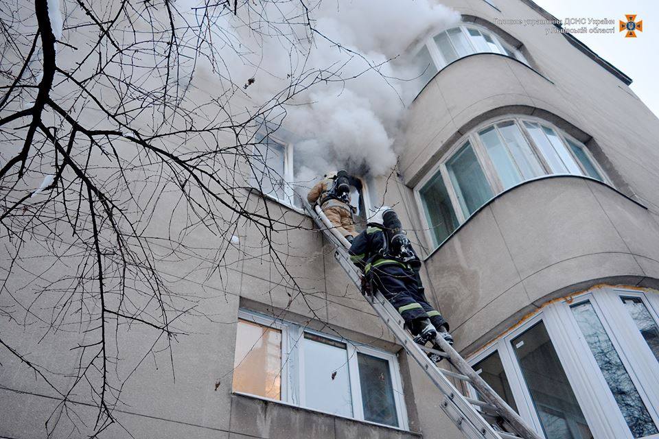 Поліцейські встановлюють обставини загибелі жінки під час пожежі на вулиці Стрийській