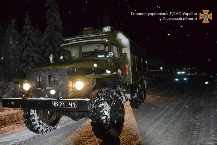На Львівщині рятувальники витягли з кюветів два автомобілі На Львівщині рятувальники витягли з кюветів два автомобілі