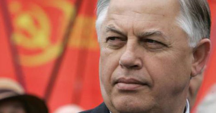 Симоненко приніс документи до ЦВК як висуванець від забороненої КПУ Симоненко приніс документи до ЦВК як висуванець від забороненої КПУ