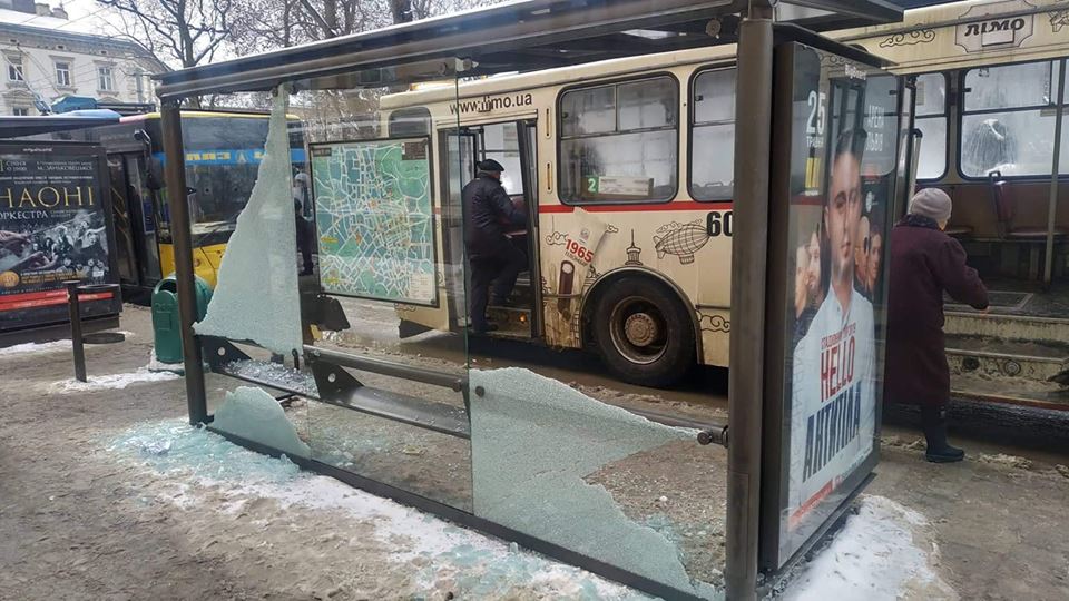 У Львові розбили ще одну зупинку громадського транспорту